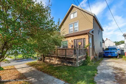 1309 2nd St, North Greenbush, NY 12144
