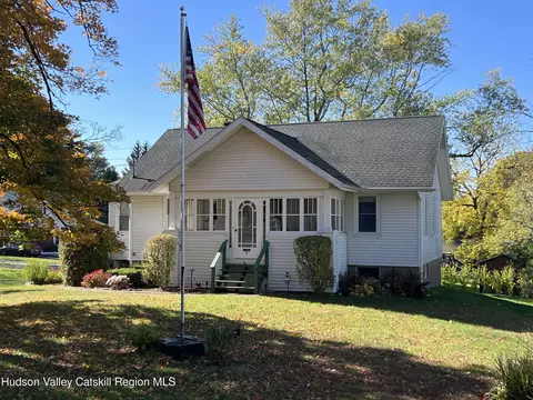 9 Boltwood Ave, Castleton On Hudson, NY 12033