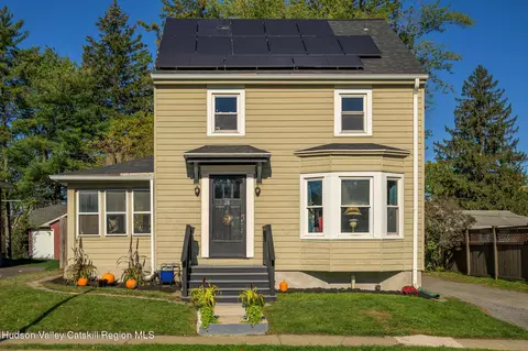28 Janis St, Hudson, NY 12534