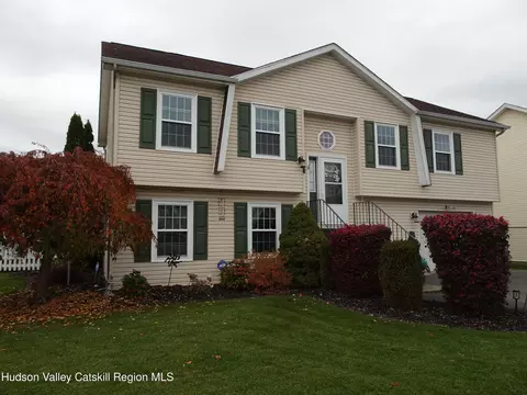 1 Carole Ln, Hudson, NY 12534