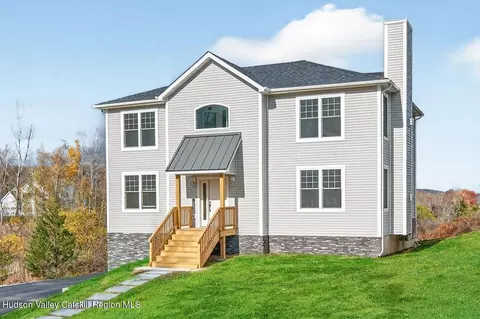8 Bills Ln, Milton, NY 12547