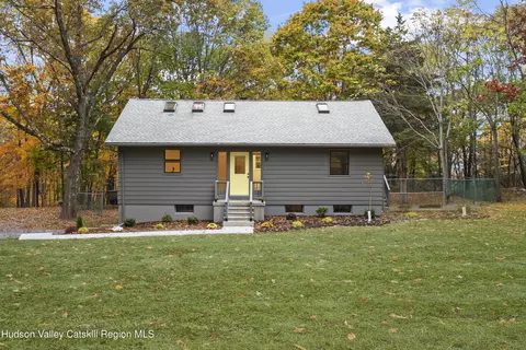 57 Mountainview Dr, Elizaville, NY 12523