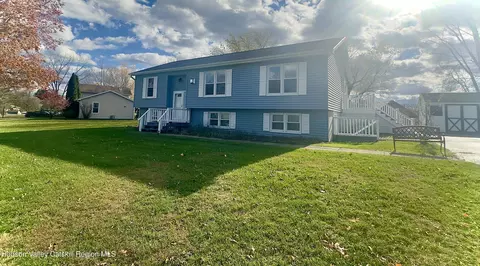 6 Molly White Dr, Coxsackie, NY 12051