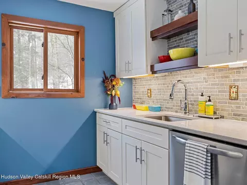 Kitchen - 652 Roaring Brook Ln, Highmount, NY 12441 photo 3 of 5
