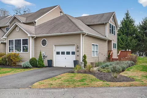 62 Twin Ponds Dr #62, Kingston, NY 12401