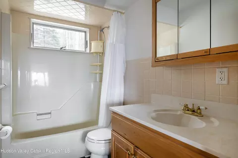 Bath - 51 Barnum Rd, Windham, NY 12496 photo 2 of 3