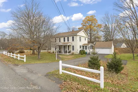 28 Mellenville Sq, Claverack, NY 12513