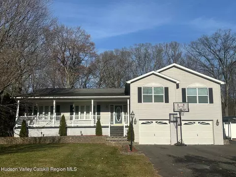 51 Canterbury Dr, Saugerties, NY 12477