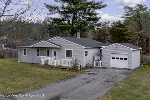 92 Fairview Rd, Acra, NY 12405