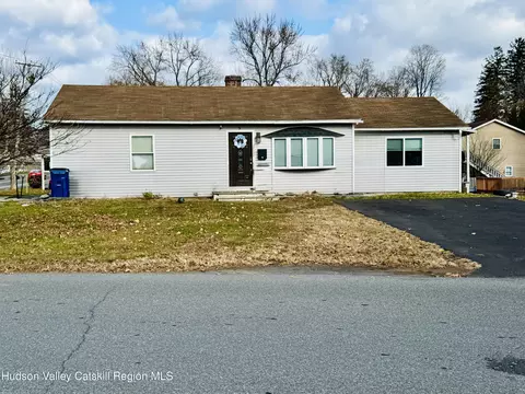 2 Spaulding Ln, Saugerties, NY 12477