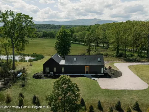 3 Schoolhouse Rd, Saugerties, NY 12477