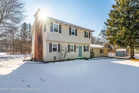 40 Balmoral Ct, Valatie, NY 12184