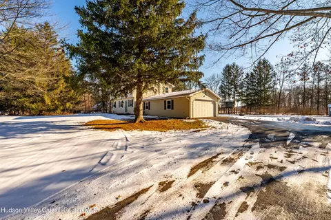 40 Balmoral Ct, Valatie, NY 12184 photo 5