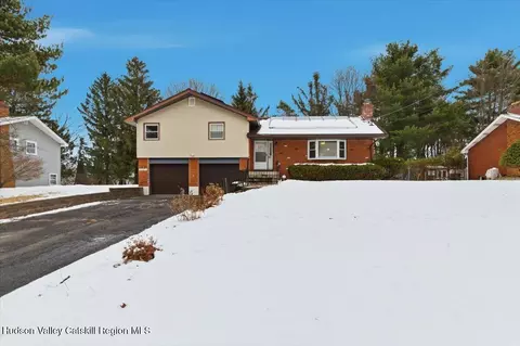 8 Louise Dr, Latham, NY 12110