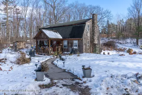 11 Dunbar Rd, Hudson, NY 12534