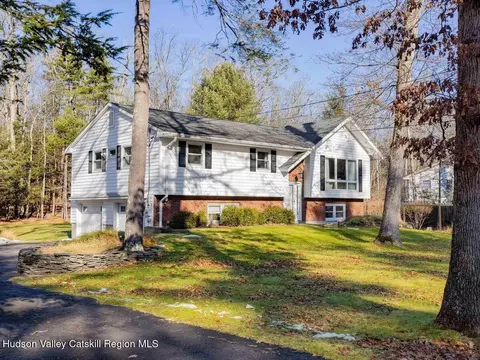 46 Whitney Dr, Woodstock, NY 12498