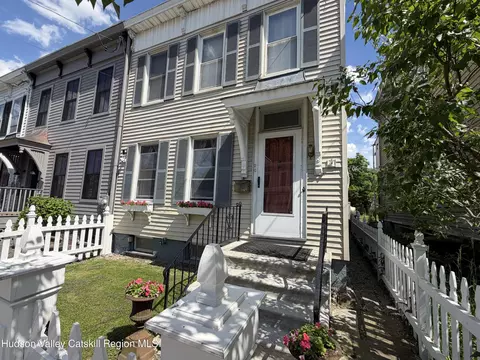20 8th St, Hudson, NY 12534