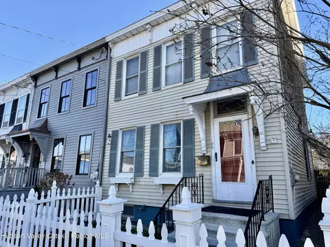 20 8th St, Hudson, NY 12534
