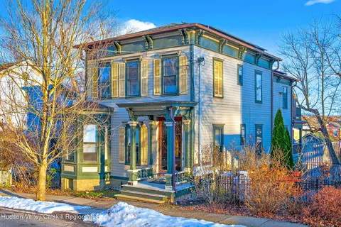 13 S Franklin St #3, Athens, NY 12015