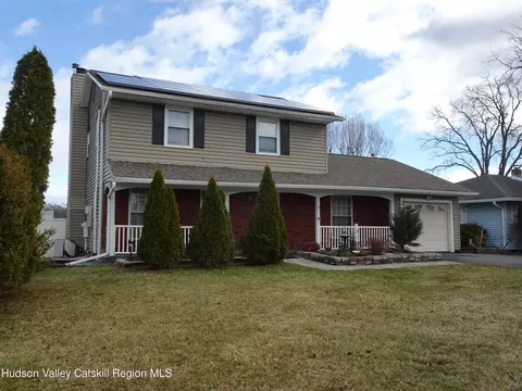 12 Kline St, Hudson, NY 12534