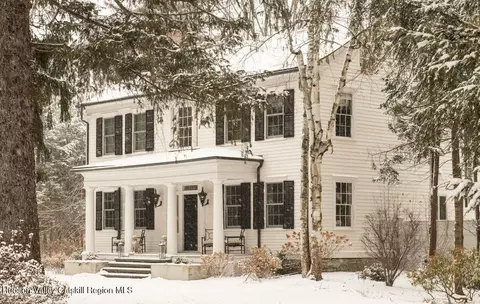 34 Broad St, Kinderhook, NY 12106