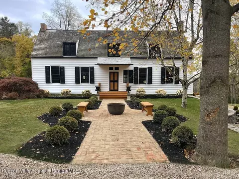 33 Broad St, Kinderhook, NY 12106