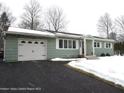 10 Mann Dr, Castleton On Hudson, NY 12033