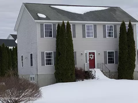 31 Mahikan Drive Dr, Hudson, NY 12534