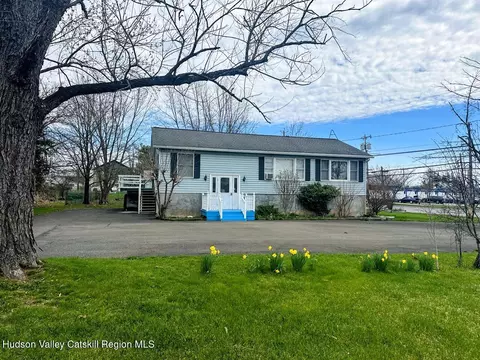 4 Delaware Ave, Hudson, NY 12534