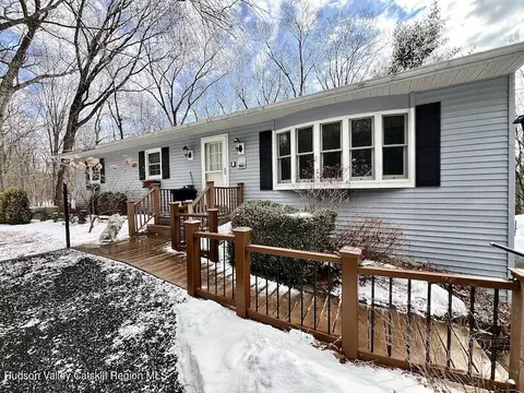 5 Durmo Rd, New Paltz, NY 12561