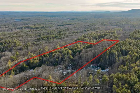 75 W Saugerties Rd, Woodstock, NY 12498