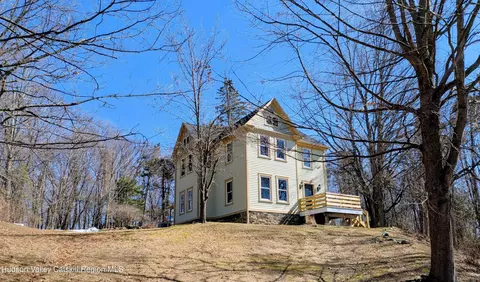 65 High St, Chatham, NY 12037