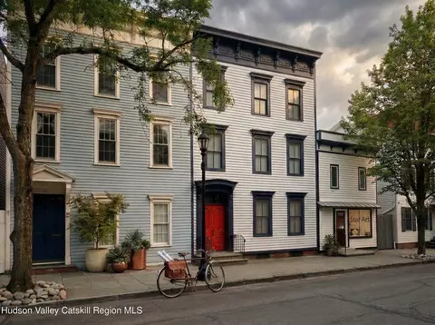 125 Warren St, Hudson, NY 12534