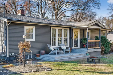 15 Closs Dr, Rhinebeck, NY 12572