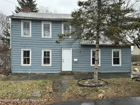 11 N Montgomery St, Athens, NY 12015