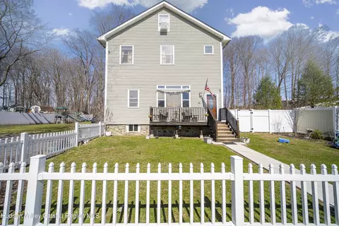 11 Grove St, Highland, NY 12528
