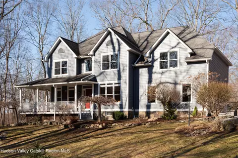 35 Peacock Rd, Rhinebeck, NY 12572