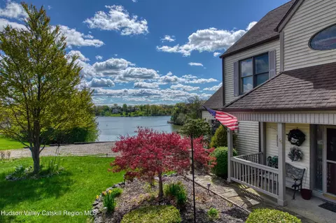 66 Castle Pt, Athens, NY 12015