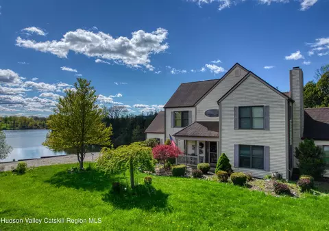 66 Castle Pt, Athens, NY 12015