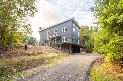 9 Iroquois Ln, Hurley, NY 12443
