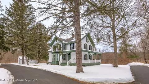 23 Frog Aly, Old Chatham, NY 12136