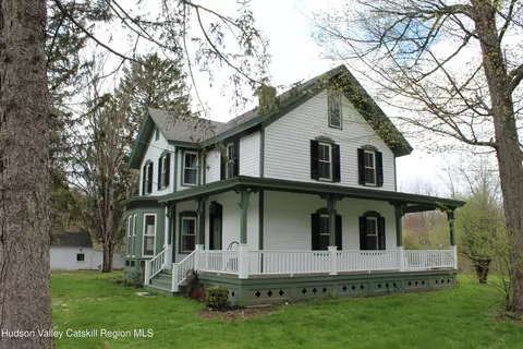 23 Frog Aly, Old Chatham, NY 12136