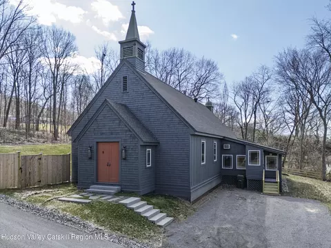 8 Chapel Dr, Chatham, NY 12037