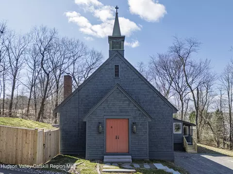 8 Chapel Dr, Chatham, NY 12037