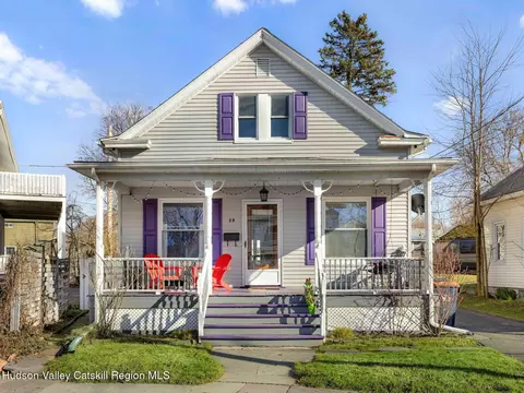 29 Elizabeth St, Saugerties, NY 12477