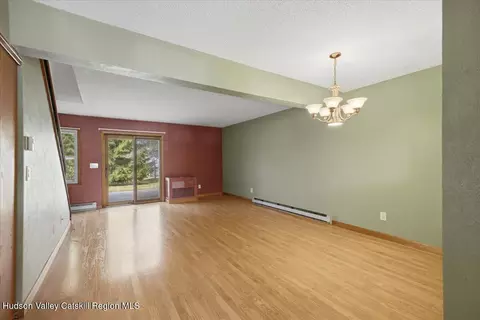 Living - 10 Minuteman Ct, Clifton Park, NY 12065 photo 2 of 6