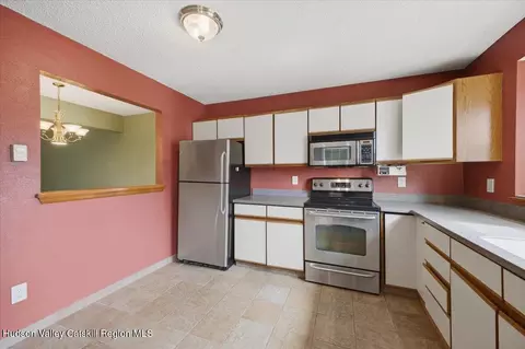 Kitchen - 10 Minuteman Ct, Clifton Park, NY 12065 photo 2 of 2
