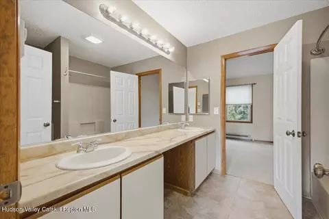 Bath - 10 Minuteman Ct, Clifton Park, NY 12065 photo 4 of 4