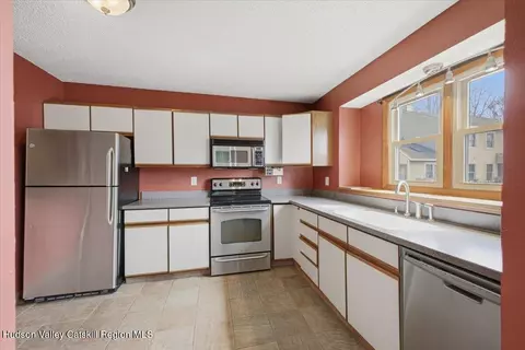 Kitchen - 10 Minuteman Ct, Clifton Park, NY 12065 photo 1 of 2