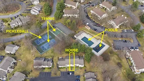 View/Area - 10 Minuteman Ct, Clifton Park, NY 12065 photo 1 of 4